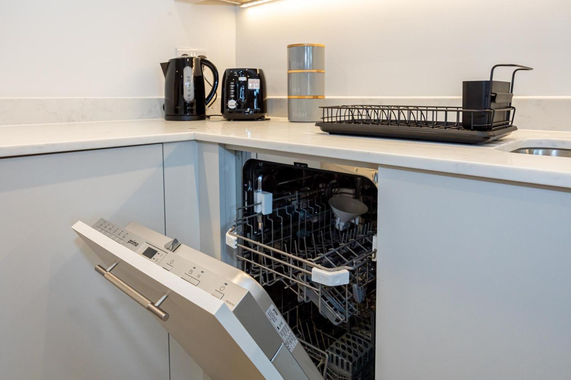 Modern 2 Bed Near Wythenshawe Hospital And Manchester Airport With Parking Eksteriør bilde